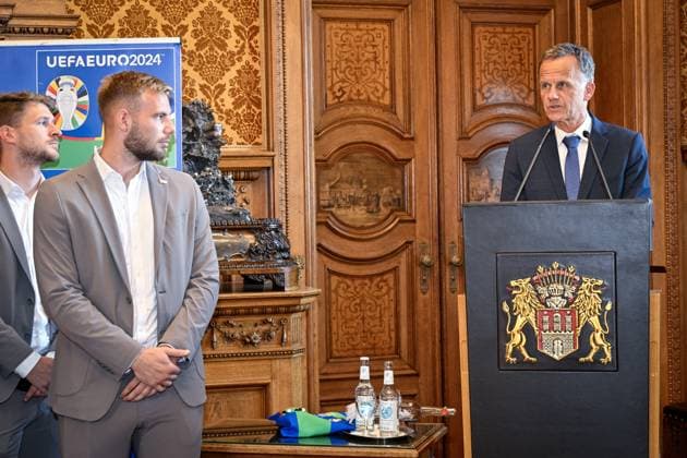 Christoph Holstein, State Councillor of the Ministry of the Interior and Sports of the City of Hamburg (right), receives the Czech national soccer team representatives at the City Hall during the European Championship, EM, Europameisterschaft UEFA EURO, EM, Europameisterschaft,Fussball 2024, in Hamburg, Germany, on June 20, 2024. Second from the left is goalkeeper Vitezslav Jaros. (CTKxPhoto VitxSimanek) CTKPhotoP2024062007211 CTKPhotoP2024062007211