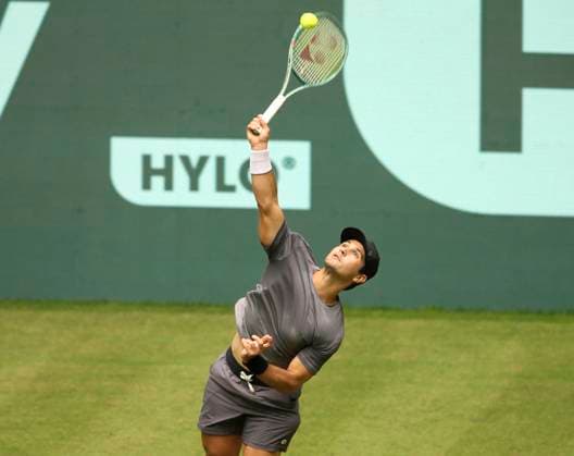 photo : Marcos GIRON (USA) kämpft sich in den 3. Satz gegen den Italiener Matteo Berrettini Tennis-Turnier Terra Wortmann Cup im Gerry Weber Sportpark (OWL-Arena) in Halle Westfalen Do. 20.06.2024
