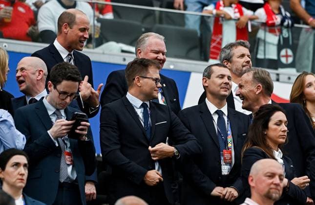 20.06.2024, xpsx, UEFA EURO, EM, Europameisterschaft,Fussball 2024 Vorrunde, Dänemark - England v.l. Hans-Joachim Watzke scherzt mit Prinz von Wales William (DFL DFB REGULATIONS PROHIBIT ANY USE OF PHOTOGRAPHS as IMAGE SEQUENCES and or QUASI-VIDEO) emspor Frankfurt