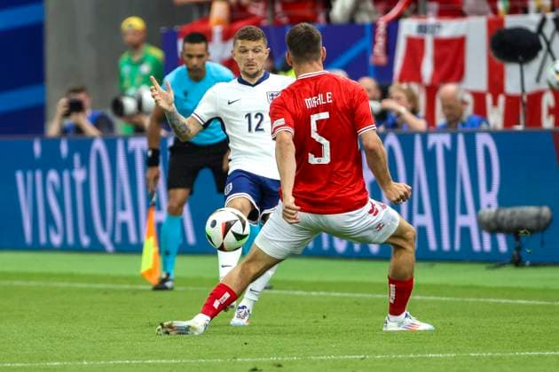Kieran Trippier (England, 12) und Joakim Maehle (Daenemark, 05) im Zweikampf , Fussball, UEFA , Europa Meisterschaft, (Gruppe C) 2024, Daenemark vs. England, 20.06.2024, Frankfurt Arena, Frankfurt, Deutschland Frankfurt Frankfurt Arena Hessen Deutschland Copyright: xGrantxHubbsx