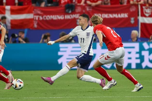 Phil Foden (England, 11) und Morten Hjulmand (Daenemark, 21) im Laufduell , Fussball, UEFA , Europa Meisterschaft, (Gruppe C) 2024, Daenemark vs. England, 20.06.2024, Frankfurt Arena, Frankfurt, Deutschland Frankfurt Frankfurt Arena Hessen Deutschland Copyright: xGrantxHubbsx
