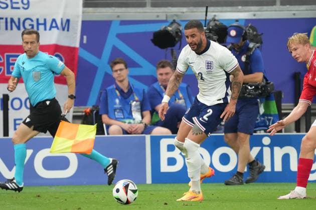 Kyle Walker (England, 02) setzt sich durch - Frankfurt 20.06.2024: England vs. Dänemark, EURO2024 M17, Gruppe C, EM-Arena Frankfurt