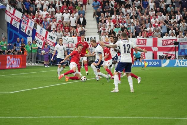 Harry Kane (England, 09) nutzt die Verwirrung im Strafraum und erzielt das Tor zum 1:0 - Frankfurt 20.06.2024: England vs. Dänemark, EURO2024 M17, Gruppe C, EM-Arena Frankfurt