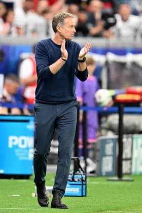 20.06.2024, xscotx, Fussball EM 2024, Dänemark - England, emspor, v.l. Trainer Head Coach Kasper Hjulmand (Dänemark Daenemark) gibt Anweisungen, gestikuliert, mit den Armen gestikulieren gives instructions, gesticulate Frankfurt am Main