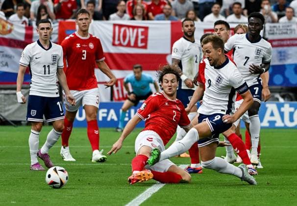 20.06.2024, xpsx, UEFA EURO, EM, Europameisterschaft,Fussball 2024 Vorrunde, Dänemark - England v.l. Tor zum 0:1 für England Joachim Christian Andersen (Dänemark Daenemark), Torschütze Harry Kane (England) (DFL DFB REGULATIONS PROHIBIT ANY USE OF PHOTOGRAPHS as IMAGE SEQUENCES and or QUASI-VIDEO) emspor Frankfurt