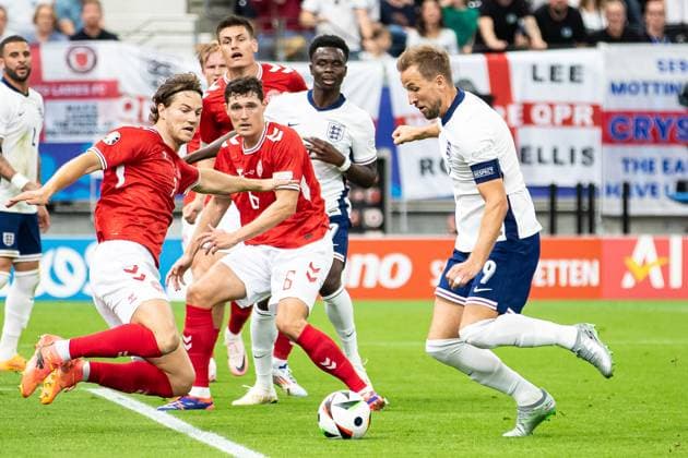 Tor fuer England 0.1 durch Harry Kane (England 09), Jubel in der Mannschaft GER, Denmark (DEN) vs. England (ENG), Fussball Europameisterschaft, UEFA EURO, EM, Europameisterschaft,Fussball 2024, Gruppe C, 2. Spieltag, 20.06.2024 DFB DFL REGULATIONS PROHIBIT ANY USE OF PHOTOGRAPHS AS IMAGE SEQUENCES AND OR QUASI-VIDEO GER, Denmark (DEN) vs. England (ENG), Fussball Europameisterschaft, UEFA EURO 2024, Gruppe C, 2. Spieltag, 20.06.2024 Frankfurt Copyright: xEibner-Pressefoto RogerxBuerkex EP