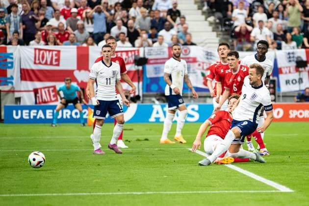 Tor fuer England 0.1 durch Harry Kane (England 09), Jubel in der Mannschaft GER, Denmark (DEN) vs. England (ENG), Fussball Europameisterschaft, UEFA EURO, EM, Europameisterschaft,Fussball 2024, Gruppe C, 2. Spieltag, 20.06.2024 DFB DFL REGULATIONS PROHIBIT ANY USE OF PHOTOGRAPHS AS IMAGE SEQUENCES AND OR QUASI-VIDEO GER, Denmark (DEN) vs. England (ENG), Fussball Europameisterschaft, UEFA EURO 2024, Gruppe C, 2. Spieltag, 20.06.2024 Frankfurt Copyright: xEibner-Pressefoto RogerxBuerkex EP