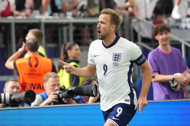 celebrate the goal, Torjubel zum 1:0 Harry Kane (England, 09) mit Kieran Trippier (England, 12) - Frankfurt 20.06.2024: England vs. Dänemark, EURO2024 M17, Gruppe C, EM-Arena Frankfurt