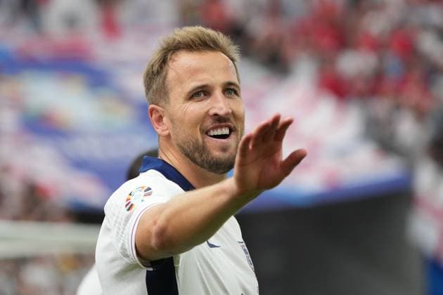 celebrate the goal, Torjubel zum 1:0 Harry Kane (England, 09) mit Gruss an seine Familie auf der Tribüne - Frankfurt 20.06.2024: England vs. Dänemark, EURO2024 M17, Gruppe C, EM-Arena Frankfurt