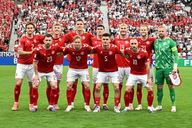 20.06.2024, xsltx, Fussball EM 2024, Dänemark - England emspor, v.l. Teamfoto Mannschaftsfoto vor dem Spiel (DFL DFB REGULATIONS PROHIBIT ANY USE OF PHOTOGRAPHS as IMAGE SEQUENCES and or QUASI-VIDEO) Frankfurt am Main