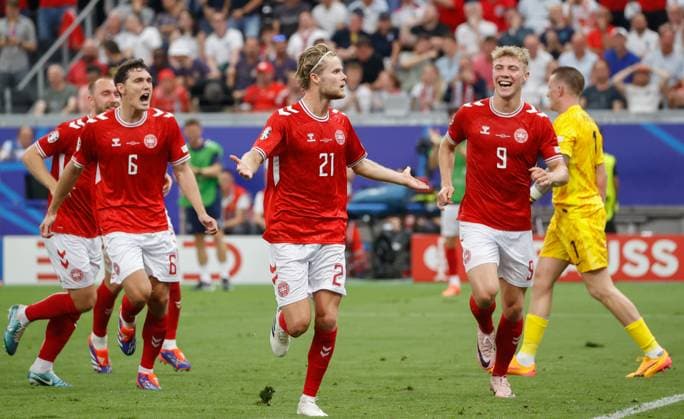 Im Bild: v.li. Andreas Christensen (Denmark, 6), Torschuetze Morten Hjulmand (Denmark, 21) und Rasmus Hojlund (Denmark, 9), Jubel, Tor zum 1:1, 20.06.2024, Daenemark vs. England, Europameisterschaft 2024, 2. Spieltag, Deutschland, Frankfurt am Main, Deutsche Bank Park, DFL REGULATIONS PROHIBIT ANY USE OF PHOTOGRAPHS AS IMAGE SEQUENCES AND OR QUASI-VIDEO. Copyright: HMBxMedia xJulienxBecker