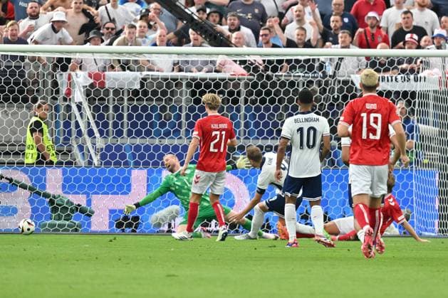 20.06.2024, xsltx, Fussball EM 2024, Dänemark - England emspor, v.l. Harry Kane (England) erzielt das Tor zum scores the goal 0:1 Kasper Schmeichel (Dänemark Daenemark) (DFL DFB REGULATIONS PROHIBIT ANY USE OF PHOTOGRAPHS as IMAGE SEQUENCES and or QUASI-VIDEO) Frankfurt am Main