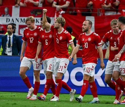 20.06.2024, xpsx, UEFA EURO, EM, Europameisterschaft,Fussball 2024 Vorrunde, Dänemark - England v.l. celebrate the goal, Torjubel zum 1:1 Torschütze Morten Blom Due Hjulmand (Dänemark Daenemark) (DFL DFB REGULATIONS PROHIBIT ANY USE OF PHOTOGRAPHS as IMAGE SEQUENCES and or QUASI-VIDEO) emspor Frankfurt