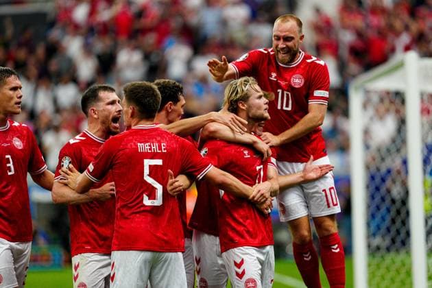 Morten Hjulmand of Denmark celebrates scoring the goal for their side with their teammates to make it 1-1 Denmark v England, UEFA European Championship, EM, Europameisterschaft 2024, Group C, Football, Frankfurt Arena, Frankfurt, Germany, 20 Jun 2024 EDITORIAL USE ONLY No use with unauthorised audio, video, data, fixture lists, club league logos or live services. Online in-match use limited to 120 images, no video emulation. No use in betting, games or single club league player publications. Copyright: xDavexShopland Shutterstockx 14543694at