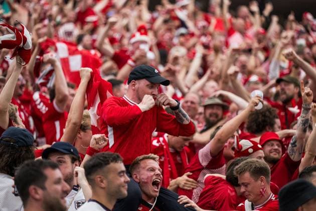 240620 Fans of Denmark celebrate after 1-1 during the UEFA EURO, EM, Europameisterschaft,Fussball 2024 Football Championship match between Denmark and England on June 20, 2024 in Frankfurt. Photo: Mathias Bergeld BILDBYRAN kod MB MB0939 fotboll football soccer fotball fotbolls-em europamästerskap em uefa euro uefa european football championship euro 2024 danmark denmark england bbeng jubel publik Copyright: MATHIASxBERGELD BB240620MB083