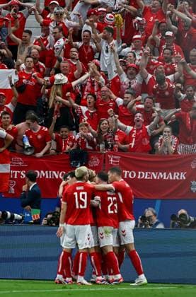20.06.2024, xpsx, UEFA EURO, EM, Europameisterschaft,Fussball 2024 Vorrunde, Dänemark - England v.l. celebrate the goal, Torjubel zum 1:1 Torschütze Morten Blom Due Hjulmand (Dänemark Daenemark) (DFL DFB REGULATIONS PROHIBIT ANY USE OF PHOTOGRAPHS as IMAGE SEQUENCES and or QUASI-VIDEO) emspor Frankfurt