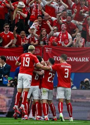 20.06.2024, xpsx, UEFA EURO, EM, Europameisterschaft,Fussball 2024 Vorrunde, Dänemark - England v.l. celebrate the goal, Torjubel zum 1:1 Torschütze Morten Blom Due Hjulmand (Dänemark Daenemark) (DFL DFB REGULATIONS PROHIBIT ANY USE OF PHOTOGRAPHS as IMAGE SEQUENCES and or QUASI-VIDEO) emspor Frankfurt