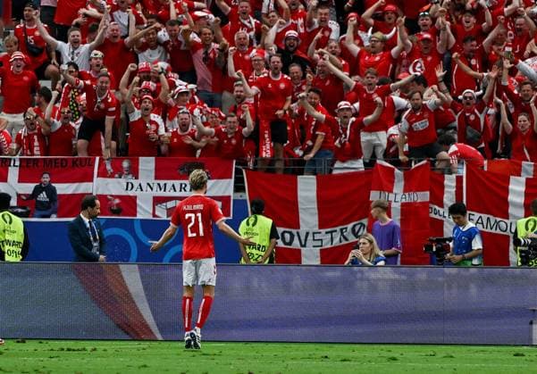 20.06.2024, xpsx, UEFA EURO, EM, Europameisterschaft,Fussball 2024 Vorrunde, Dänemark - England v.l. celebrate the goal, Torjubel zum 1:1 Torschütze Morten Blom Due Hjulmand (Dänemark Daenemark) (DFL DFB REGULATIONS PROHIBIT ANY USE OF PHOTOGRAPHS as IMAGE SEQUENCES and or QUASI-VIDEO) emspor Frankfurt