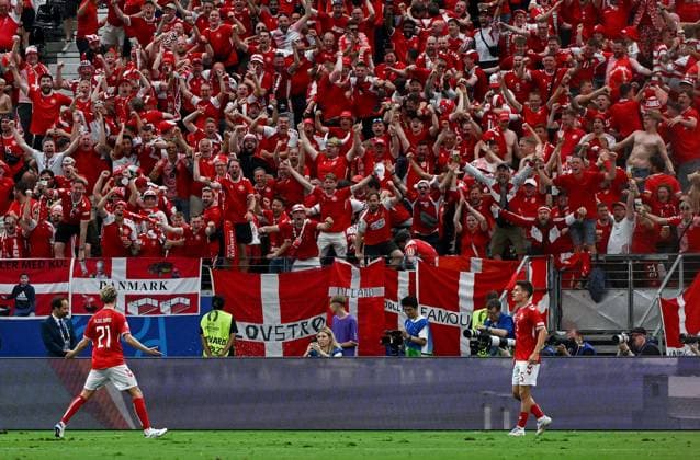 20.06.2024, xpsx, UEFA EURO, EM, Europameisterschaft,Fussball 2024 Vorrunde, Dänemark - England v.l. celebrate the goal, Torjubel zum 1:1 Torschütze Morten Blom Due Hjulmand (Dänemark Daenemark) (DFL DFB REGULATIONS PROHIBIT ANY USE OF PHOTOGRAPHS as IMAGE SEQUENCES and or QUASI-VIDEO) emspor Frankfurt