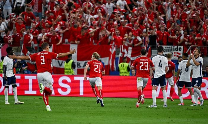 20.06.2024, xpsx, UEFA EURO, EM, Europameisterschaft,Fussball 2024 Vorrunde, Dänemark - England v.l. celebrate the goal, Torjubel zum 1:1 Torschütze Morten Blom Due Hjulmand (Dänemark Daenemark) (DFL DFB REGULATIONS PROHIBIT ANY USE OF PHOTOGRAPHS as IMAGE SEQUENCES and or QUASI-VIDEO) emspor Frankfurt