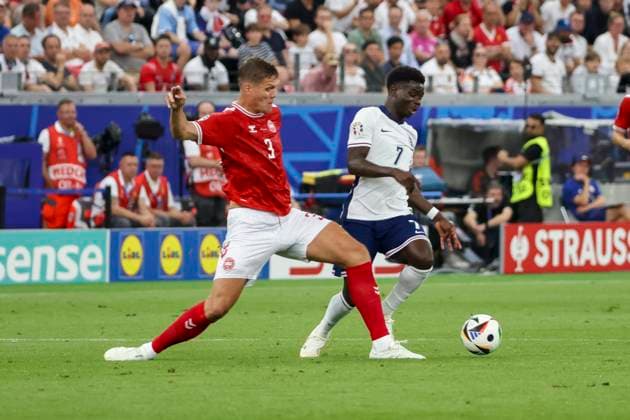 Jannik Vestergaard (Daenemark, 03) und Bukayo Saka (England, 07) im Zweikampf , Fussball, UEFA , Europa Meisterschaft, (Gruppe C) 2024, Daenemark vs. England, 20.06.2024, Frankfurt Arena, Frankfurt, Deutschland Frankfurt Frankfurt Arena Hessen Deutschland Copyright: xGrantxHubbsx