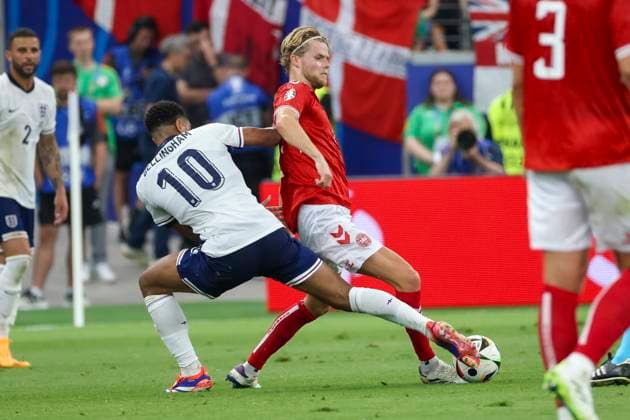 Jude Bellingham (England, 10) und Morten Hjulmand (Daenemark, 21) im Zweikampf , Fussball, UEFA , Europa Meisterschaft, (Gruppe C) 2024, Daenemark vs. England, 20.06.2024, Frankfurt Arena, Frankfurt, Deutschland Frankfurt Frankfurt Arena Hessen Deutschland Copyright: xGrantxHubbsx