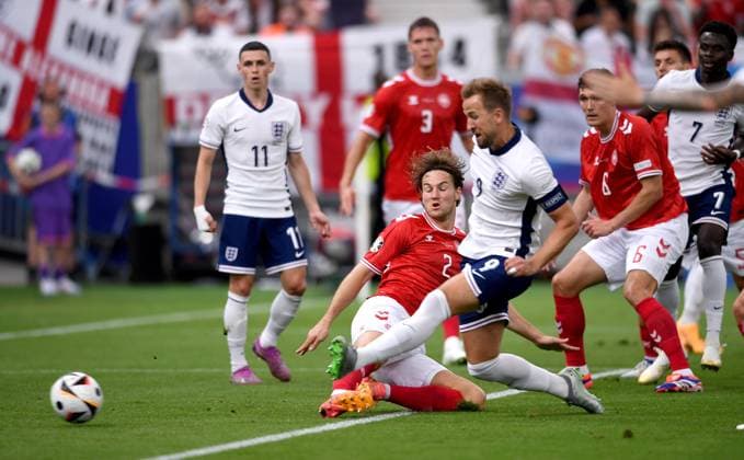 Fussball Euro 2024 Gruppe C 20.06.2024 Daenemark - England TOR zum 0-1 durch den Torschuetzen Harry Kane (re, England) gegen Joachim Andersen (li, Daenemark)