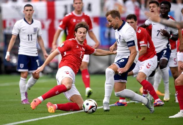 Fussball Euro 2024 Gruppe C 20.06.2024 Daenemark - England TOR zum 0-1 durch den Torschuetzen Harry Kane (re, England) gegen Joachim Andersen (li, Daenemark)