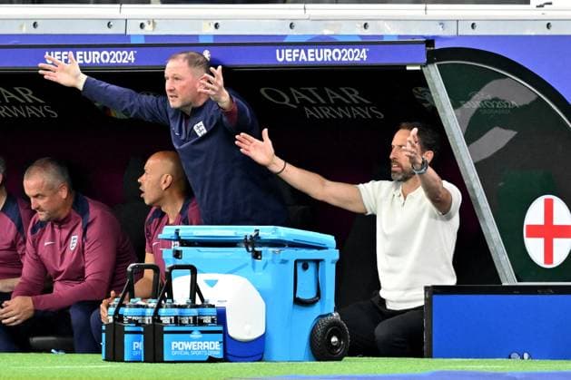 20.06.2024, xsltx, Fussball EM 2024, Dänemark - England emspor, v.l. Trainer Head Coach Gareth Southgate (England) gibt Anweisungen, gestikuliert, mit den Armen gestikulieren gives instructions, gesticulate (DFL DFB REGULATIONS PROHIBIT ANY USE OF PHOTOGRAPHS as IMAGE SEQUENCES and or QUASI-VIDEO) Frankfurt am Main