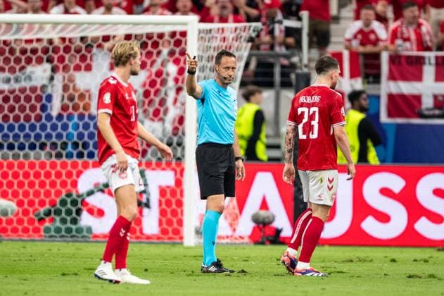 UEFA EURO, EM, Europameisterschaft,Fussball 2024: Dänemark - England; 20.06.2024 Artur Soares Dias (Portugal, Schiedsrichter), Pierre-Emile Hojbjerg (Dänemark, 23) UEFA EURO 2024: Dänemark - England; Frankfurt Arena, Frankfurt am Main; 20.06.2024 Copyright: xBEAUTIFULxSPORTS Buriakovx