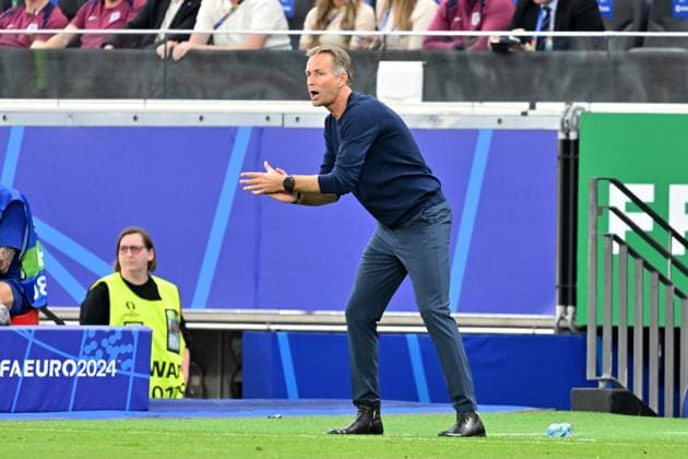 20.06.2024, xsltx, Fussball EM 2024, Dänemark - England emspor, v.l. Trainer Head Coach Kasper Hjulmand (Dänemark Daenemark) gibt Anweisungen, gestikuliert, mit den Armen gestikulieren gives instructions, gesticulate (DFL DFB REGULATIONS PROHIBIT ANY USE OF PHOTOGRAPHS as IMAGE SEQUENCES and or QUASI-VIDEO) Frankfurt am Main