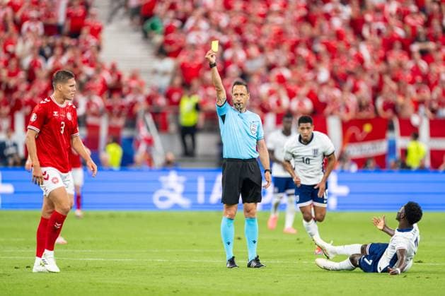 Denmark v England, UEFA EURO, EM, Europameisterschaft,Fussball 2024, Frankfurt, Germany Frankfurt, Germany. 20th, June 2024. Referee Artur Dias gland books Jannik Vestergaard (3) of Denmark during the UEFA Euro 2024 match in Group C between Denmark and the England at Deutsche Bank Park in Frankfurt. Frankfurt Germany  Copyright: xGonzalesxPhoto FrederikkexJensenx