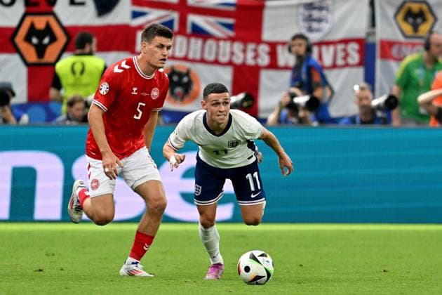20.06.2024, xsltx, Fussball EM 2024, Dänemark - England emspor, v.l. Joakim Maehle Pedersen (Dänemark Daenemark) Philip Foden (England) Zweikampf, Aktion, action, battle for the ball (DFL DFB REGULATIONS PROHIBIT ANY USE OF PHOTOGRAPHS as IMAGE SEQUENCES and or QUASI-VIDEO) Frankfurt am Main