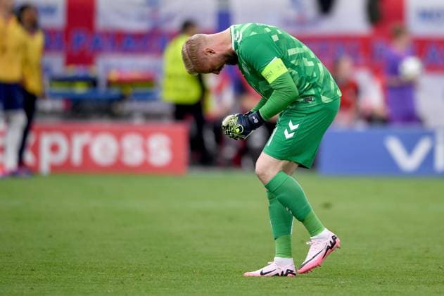 Fussball Euro 2024 Gruppe C 20.06.2024 Daenemark - England Jubel Daenemark nach dem Tor zum 1-1, Torwart Kasper Schmeichel (Daenemark)
