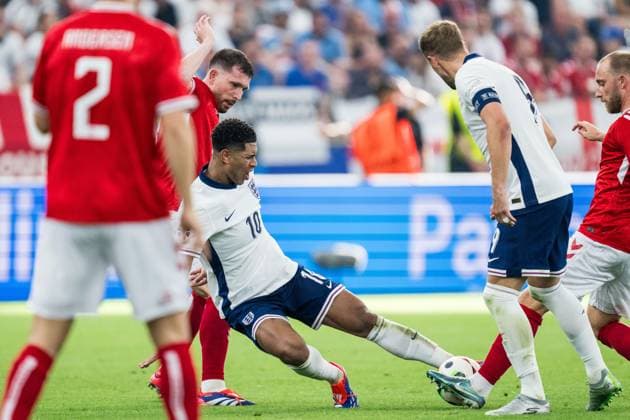 240620 Pierre-Emil Hojberg of Denmark and Jude Bellingham of England during the UEFA EURO, EM, Europameisterschaft,Fussball 2024 Football Championship match between Denmark and England on June 20, 2024 in Frankfurt. Photo: Mathias Bergeld BILDBYRAN kod MB MB0939 fotboll football soccer fotball fotbolls-em europamästerskap em uefa euro uefa european football championship euro 2024 danmark denmark england bbeng Copyright: MATHIASxBERGELD BB240620MB102