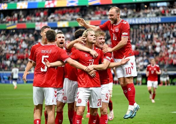 Fussball Euro 2024 Gruppe C 20.06.2024 Daenemark - England Jubel Daenemark nach dem Tor zum 1-1, Joakim Maehle, Pierre-Emile Hoejbjerg, Torschuetze Morten Hjulmand, Rasmus Hoejlund, Christian Eriksen