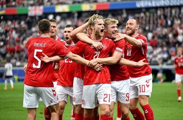 Fussball Euro 2024 Gruppe C 20.06.2024 Daenemark - England Jubel Daenemark nach dem Tor zum 1-1, Joakim Maehle, Pierre-Emile Hoejbjerg, Torschuetze Morten Hjulmand, Rasmus Hoejlund, Christian Eriksen