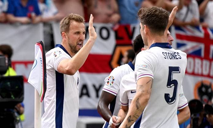 Fussball Euro 2024 Gruppe C 20.06.2024 Daenemark - England Jubel England nach dem Tor zum 0-1, Harry Kane mit John Stones (v. li.)