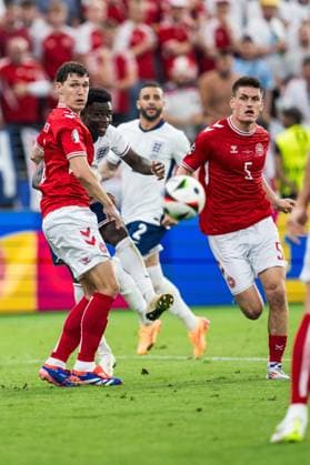 240620 Andreas Kristiansen and Joakim Maehle of Denmark and Bukayo Saka of England during the UEFA EURO, EM, Europameisterschaft,Fussball 2024 Football Championship match between Denmark and England on June 20, 2024 in Frankfurt. Photo: Mathias Bergeld BILDBYRAN kod MB MB0939 fotboll football soccer fotball fotbolls-em europamästerskap em uefa euro uefa european football championship euro 2024 danmark denmark england bbeng Copyright: MATHIASxBERGELD BB240620MB120