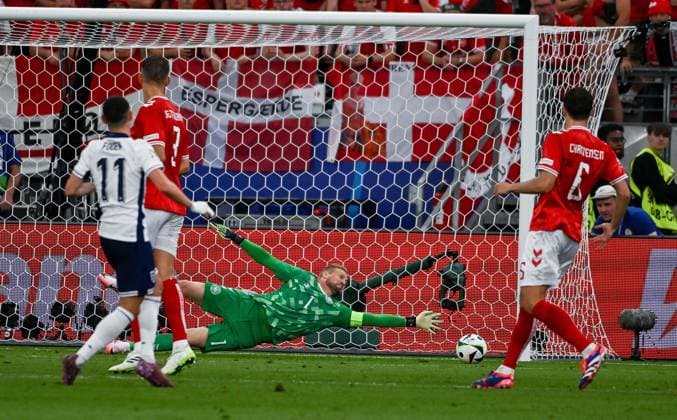 20.06.2024, xpsx, UEFA EURO, EM, Europameisterschaft,Fussball 2024 Vorrunde, Dänemark - England v.l. Kasper Schmeichel (Dänemark Daenemark) (DFL DFB REGULATIONS PROHIBIT ANY USE OF PHOTOGRAPHS as IMAGE SEQUENCES and or QUASI-VIDEO) emspor Frankfurt