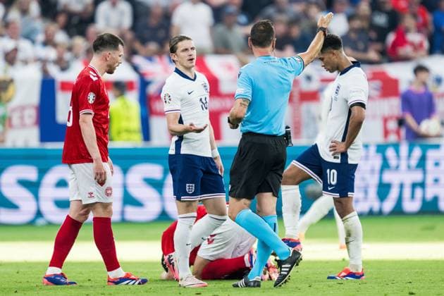 240620 Conor Gallagher of England reacts towards referee Artur Soares Dias during the UEFA EURO, EM, Europameisterschaft,Fussball 2024 Football Championship match between Denmark and England on June 20, 2024 in Frankfurt. Photo: Mathias Bergeld BILDBYRAN kod MB MB0939 fotboll football soccer fotball fotbolls-em europamästerskap em uefa euro uefa european football championship euro 2024 danmark denmark england bbeng Copyright: MATHIASxBERGELD BB240620MB123