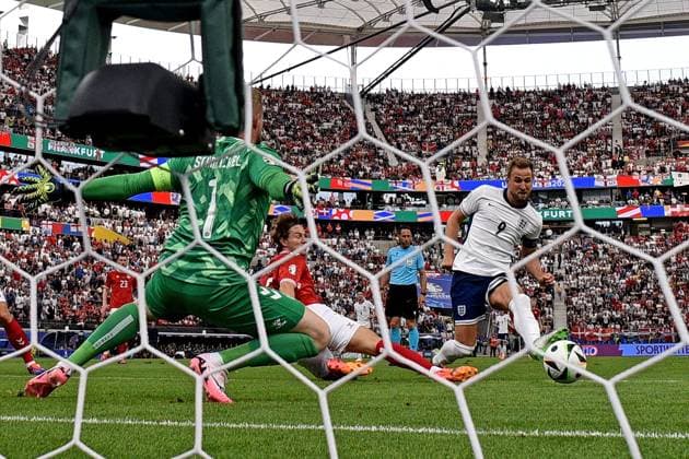 20.06.2024, xscotx, Fussball EM 2024, Dänemark - England, emspor, v.l. Harry Kane (England) erzielt das Tor zum scores the goal 0:1 Kasper Schmeichel (Dänemark Daenemark) Frankfurt am Main