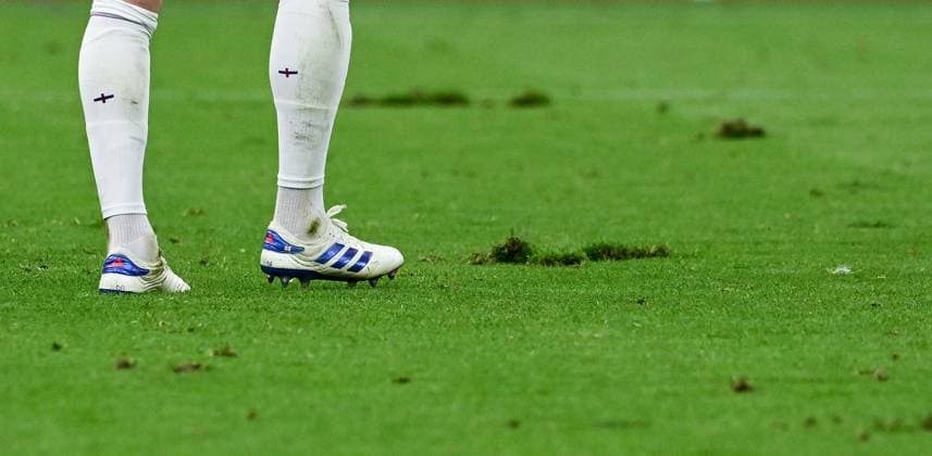 20.06.2024, xpsx, UEFA EURO, EM, Europameisterschaft,Fussball 2024 Vorrunde, Dänemark - England v.l. Declan Rice (England) beschwert sich über den Rasen Spielfläche (DFL DFB REGULATIONS PROHIBIT ANY USE OF PHOTOGRAPHS as IMAGE SEQUENCES and or QUASI-VIDEO) emspor Frankfurt