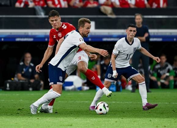 20.06.2024, xpsx, UEFA EURO, EM, Europameisterschaft,Fussball 2024 Vorrunde, Dänemark - England v.l. Jannik Vestergaard (Dänemark Daenemark). Harry Kane (England) (DFL DFB REGULATIONS PROHIBIT ANY USE OF PHOTOGRAPHS as IMAGE SEQUENCES and or QUASI-VIDEO) emspor Frankfurt