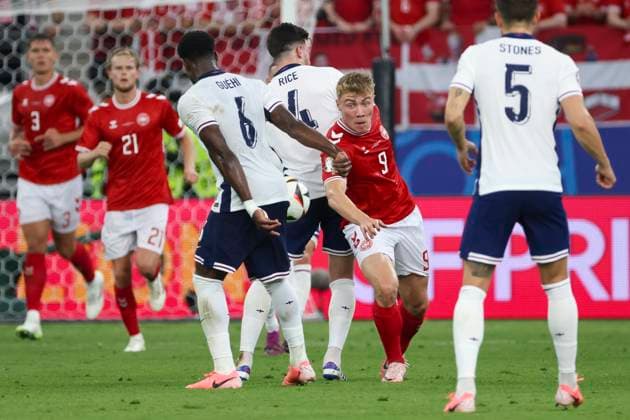 Marc Guehi (England, 06), Declan Rice (England, 04) und Rasmus Hoejlund (Daenemark, 09) im Kampf um den Ball , Fussball, UEFA , Europa Meisterschaft, (Gruppe C) 2024, Daenemark vs. England, 20.06.2024, Frankfurt Arena, Frankfurt, Deutschland Frankfurt Frankfurt Arena Hessen Deutschland Copyright: xGrantxHubbsx