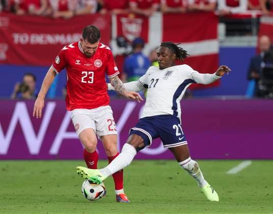 Denmark v England UEFA EURO, EM, Europameisterschaft,Fussball 2024 Group C Pierre-Emile Hojbjerg of Denmark is tackled by Eberechi Eze of England during the UEFA Euro 2024 Group C match between Denmark and England at the Deutsche Bank Park, Frankfurt Copyright: xPaulxChestertonx FIL-20272-0169 UK Newspapers OUT