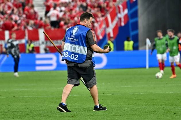 20.06.2024, xscotx, Fussball EM 2024, Dänemark - England, emspor, v.l. Greenkeeper kümmert sich um den lädierten Rasen Frankfurt am Main