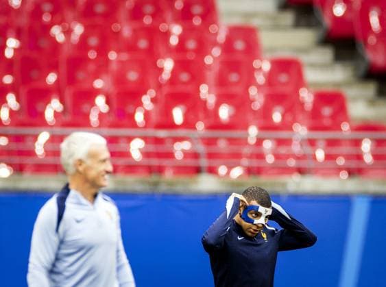 LEIPZIG - Coach Didier Deschamps and Kylian Mbappe during a training session of the France national football team at the Leipzig Stadium on June 20, 2024 in Leipzig, Germany. France is preparing for the group match at the European Football Championship in Germany against the Netherlands. ANP KOEN VAN WEEL UEFA EURO, EM, Europameisterschaft,Fussball 2024 Germany 2024 xVIxANPxSportx xxANPxIVx 501598912 originalFilename: 501598912.jpg