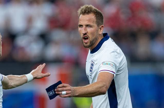 Football - UEFA EURO, EM, Europameisterschaft,Fussball 2024 - Group C - Denmark v England FRANKFURT, GERMANY - Thursday, June 20, 2024: England s captain Harry Kane hands over the armband as he is substituted during the UEFA Euro 2024 Group C match between Denmark and England at the Waldstadion. (Photo by David Rawcliffe Propaganda) FRANKFURT Waldstadion HESSE GERMANY  Copyright: xDavidxRawcliffex P2024-06-20-Denmark_England-110