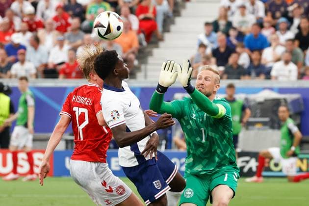 Im Bild: v.li. Victor Kristiansen (Denmark, 17), Bukayo Saka (England, 7) und Goalkeeper Kasper Schmeichel (Denmark, 1) 20.06.2024, Daenemark vs. England, Europameisterschaft 2024, 2. Spieltag, Deutschland, Frankfurt am Main, Deutsche Bank Park, DFL REGULATIONS PROHIBIT ANY USE OF PHOTOGRAPHS AS IMAGE SEQUENCES AND OR QUASI-VIDEO. Copyright: HMBxMedia xJulienxBecker